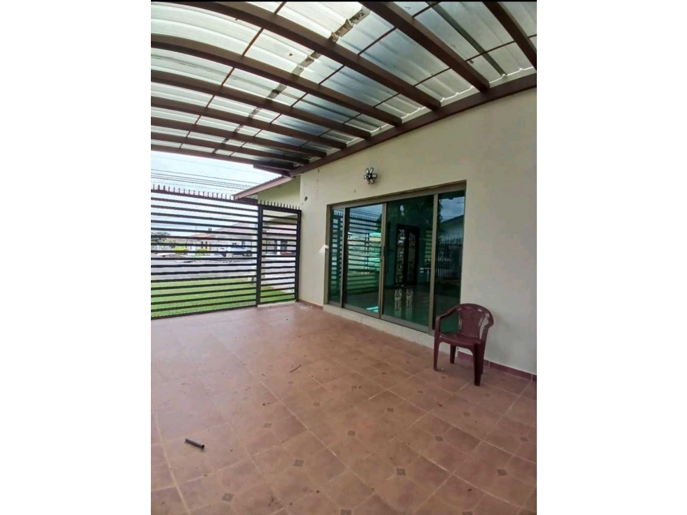 VENTA DE HERMOSA CASA EN ALGARROBOS CERCADA ATRAS 3R — foto 2