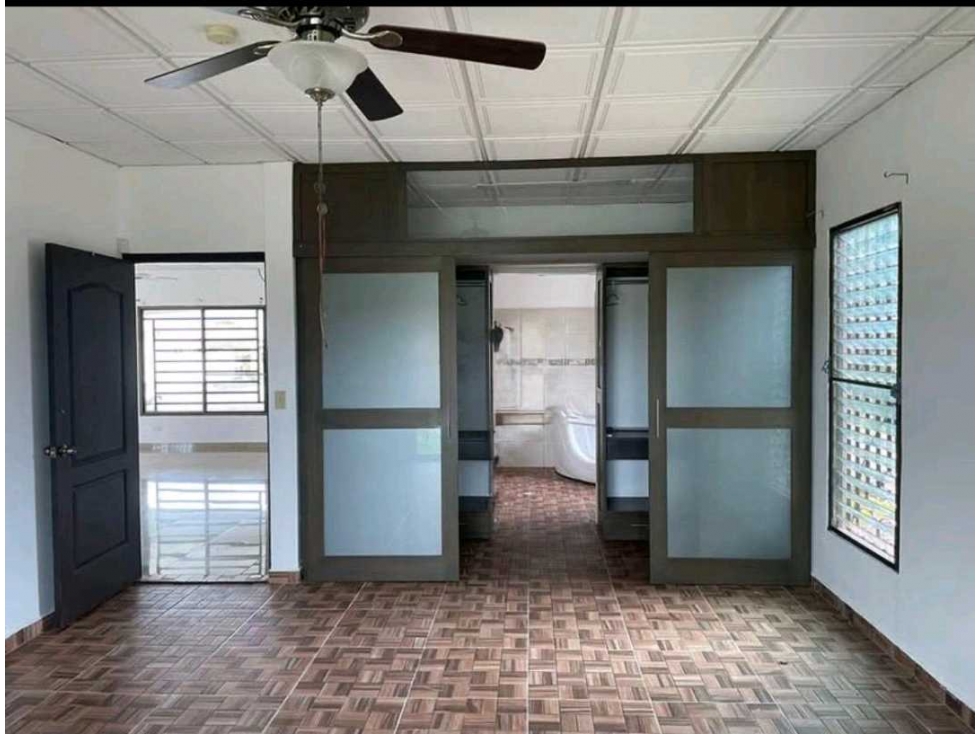 VENTA DE HERMOSA CASA EN ALGARROBOS CERCADA ATRAS 3R — foto 3