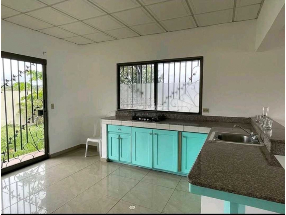 VENTA DE HERMOSA CASA EN ALGARROBOS CERCADA ATRAS 3R — foto 6