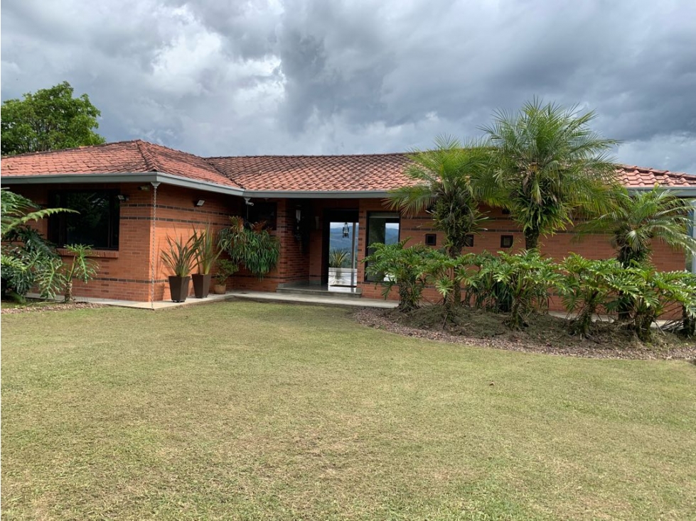 Venta de Hermosa Casa en El Retiro Con Vista a la Represa