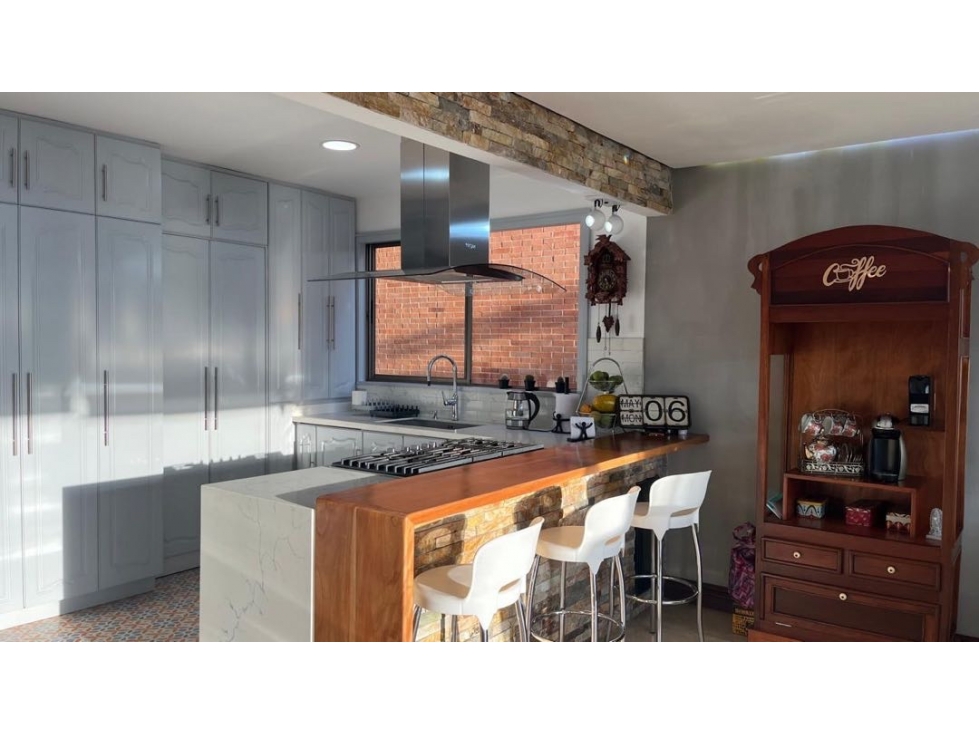 Casa en La Calera, El Poblado | 291 m² | apartaestudio en subnivel — foto 2