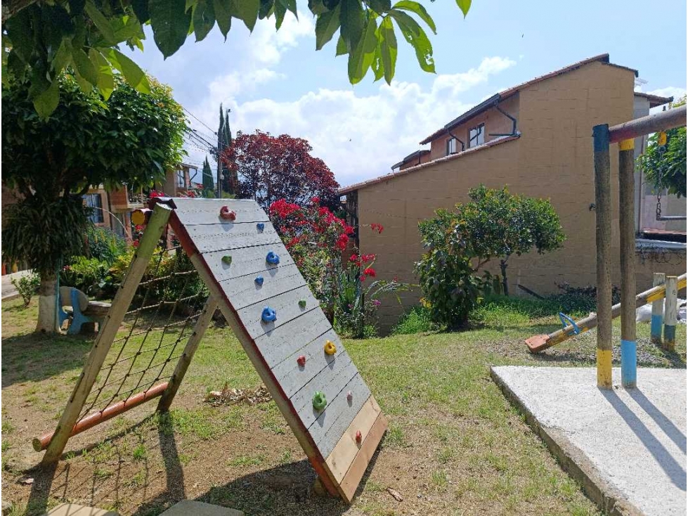 VENTA DE HERMOSA CASA EN ROBLEDO