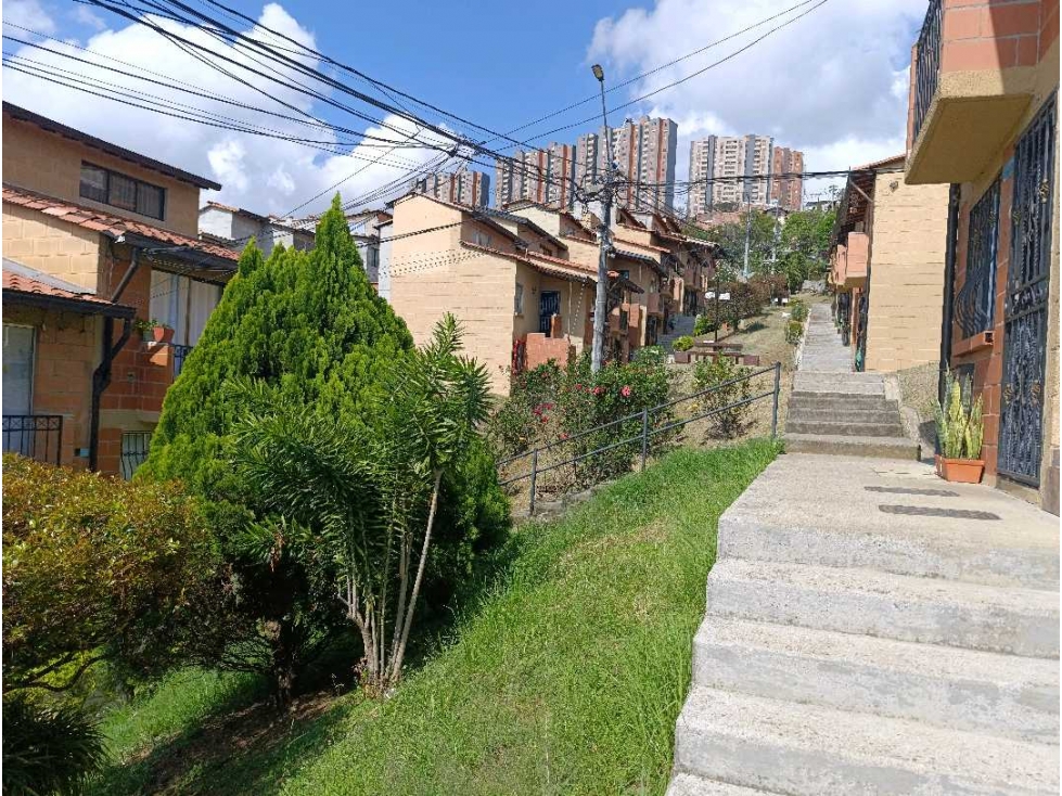 VENTA DE HERMOSA CASA EN ROBLEDO — foto 2