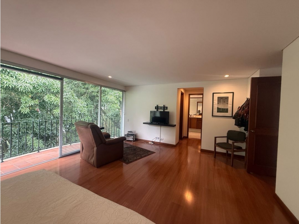 Casa Loma Benedictinos | 275 m² | 3 niveles con jardín propio