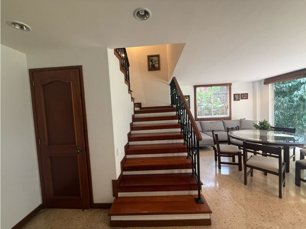 Casa Loma Benedictinos | 275 m² | 3 niveles con jardín propio — foto 4
