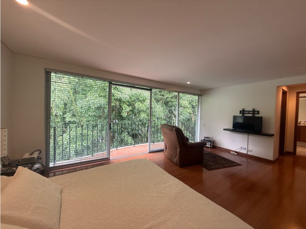 Casa Loma Benedictinos | 275 m² | 3 niveles con jardín propio — foto 3