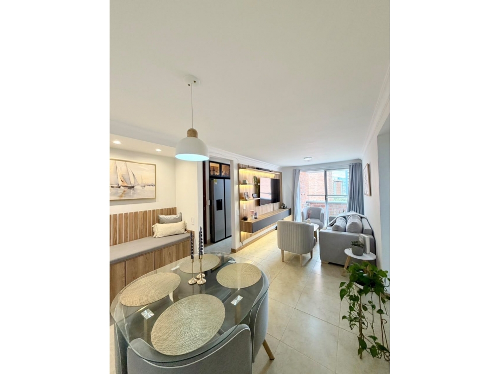 Venta de hermoso apartamento remodelado en Loma de los Bernal , Belén