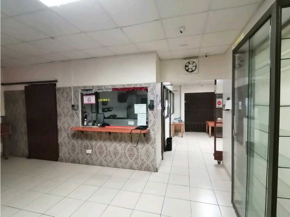 Venta de local de 300 mts en Parque lefevre - 2