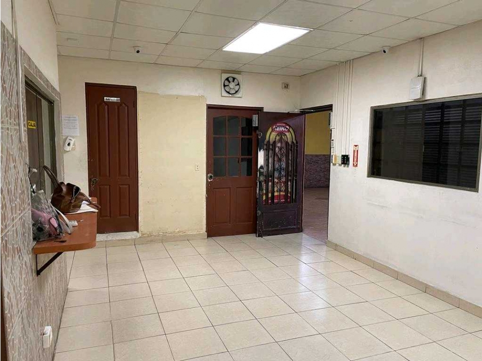 Venta de local de 300 mts en Parque lefevre - 3