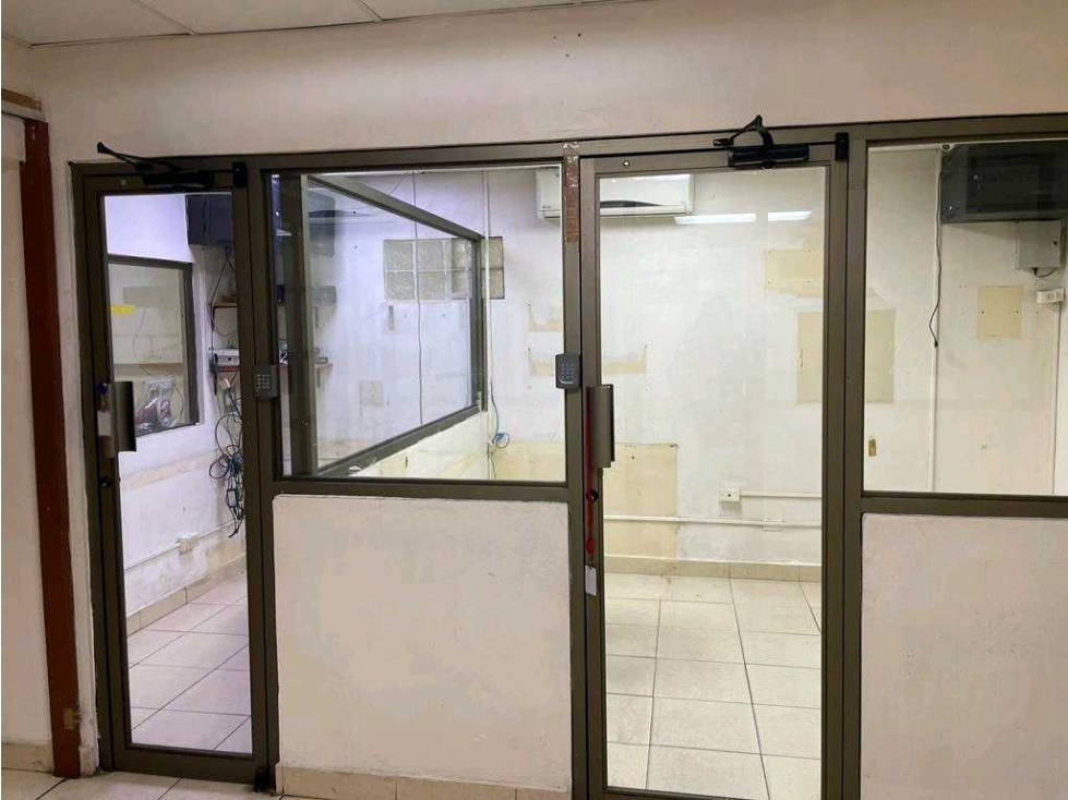 Venta de local de 300 mts en Parque lefevre - 4
