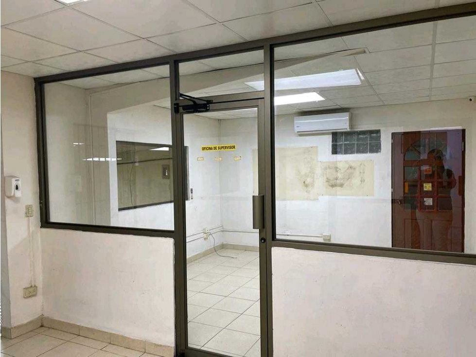 Venta de local de 300 mts en Parque lefevre - 5
