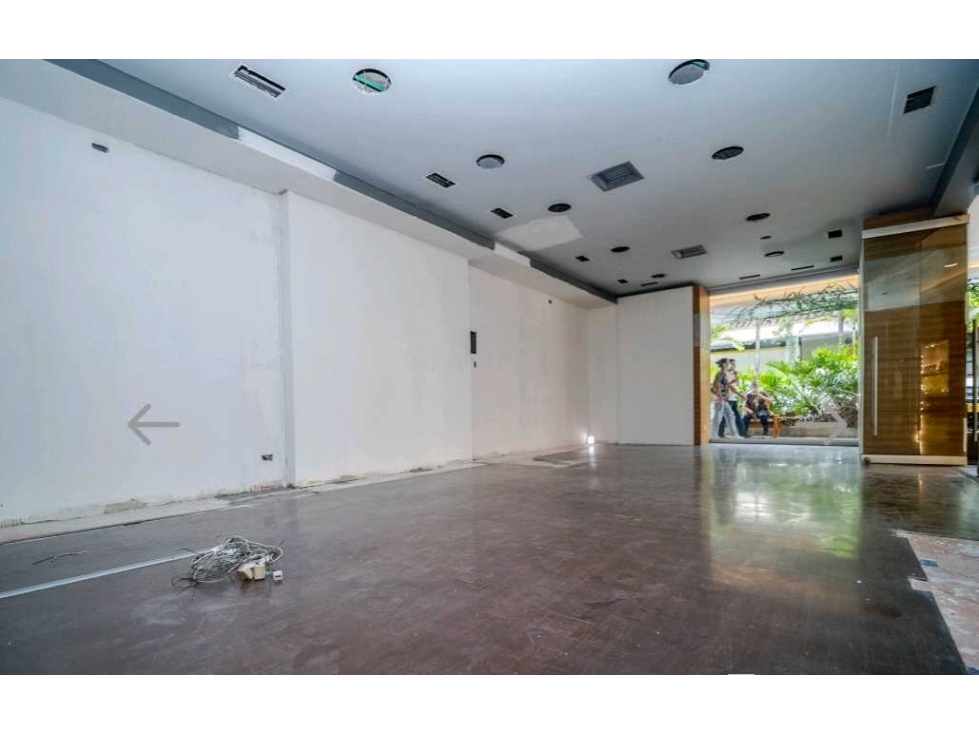 VENTA DE LOCAL EN EL CENTRO COMERCIAL OVIEDO POR INVERSIÓN.