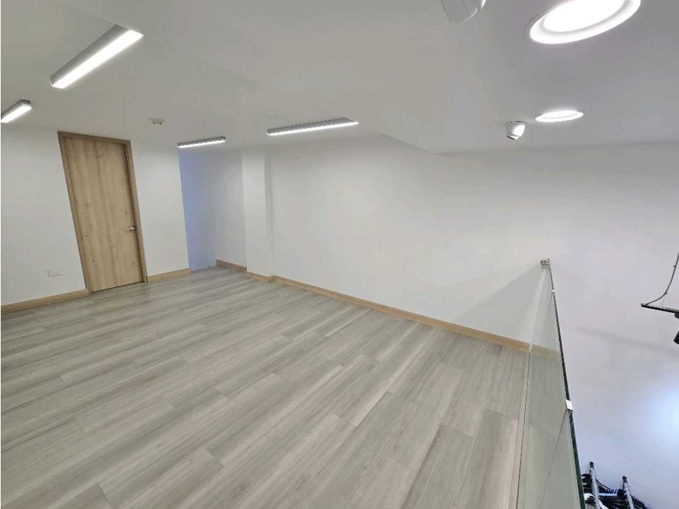 Venta de local en Mall Comercial al lado de el Tesoro