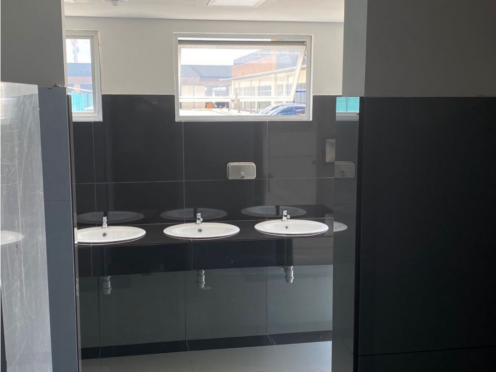 Venta o arriendo de locales/bodega en centro comercial de Zipaquirá - 2