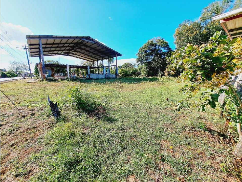 VENTA DE LOTE COMERCIAL CERCANO A TODO - 6