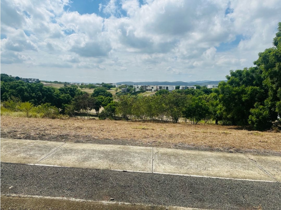 Terreno pendiente negativa en venta en Urb. Montecristi Golf-Manabí.