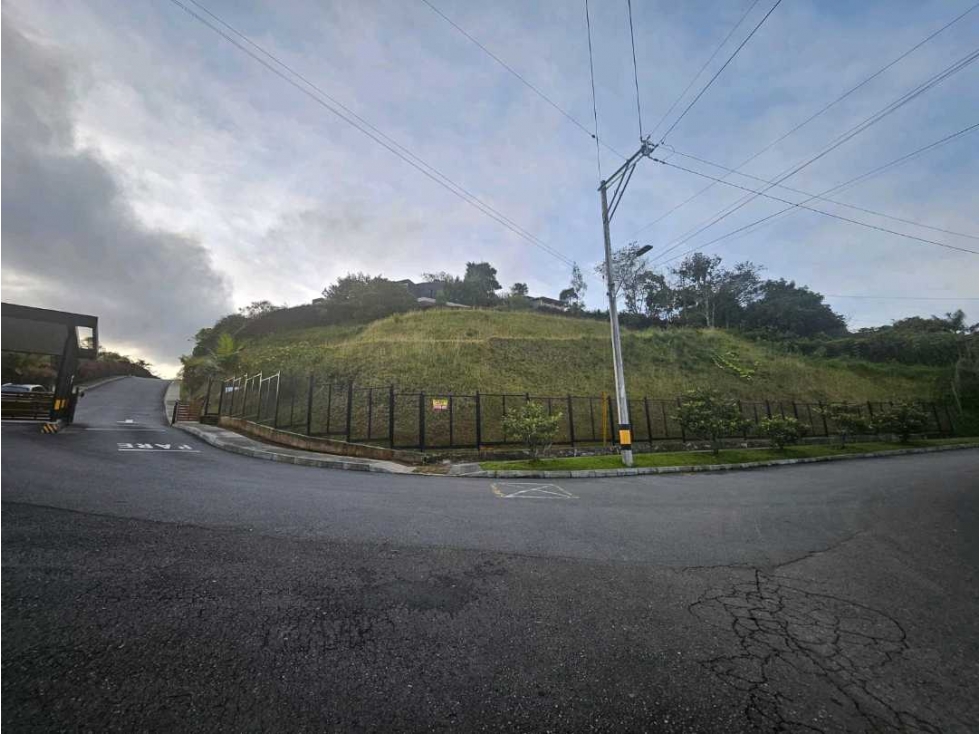 VENTA DE LOTE CON/SIN LICENCIA EN EL ALTO DE LAS PALMAS.