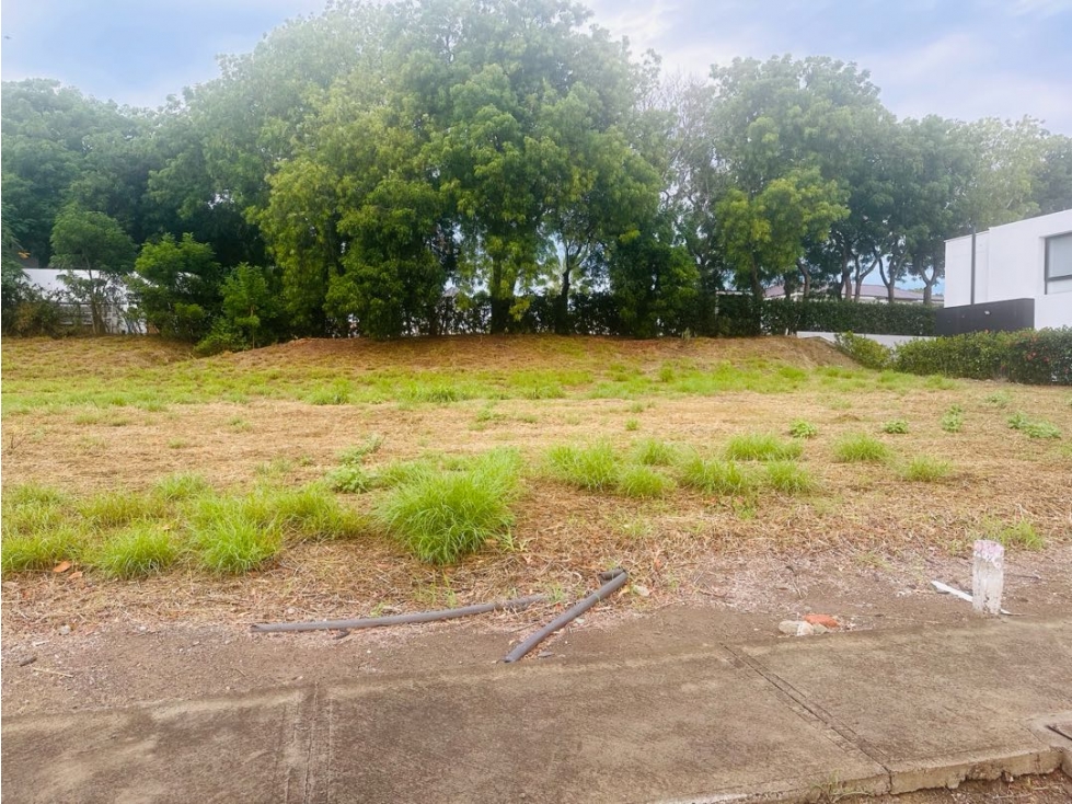 Lote plano de venta en Urb. Montecristi Golf Club-Manabí.