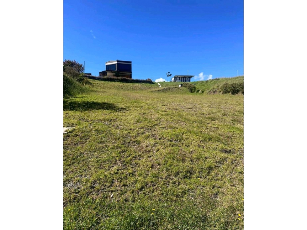 VENTA DE LOTE EN EL ALTO DE LAS PALMAS, EN UNIDAD CERRADA.