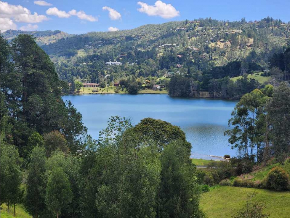 Venta de lote en Juanito Laguna. Espectacular vista al lago.