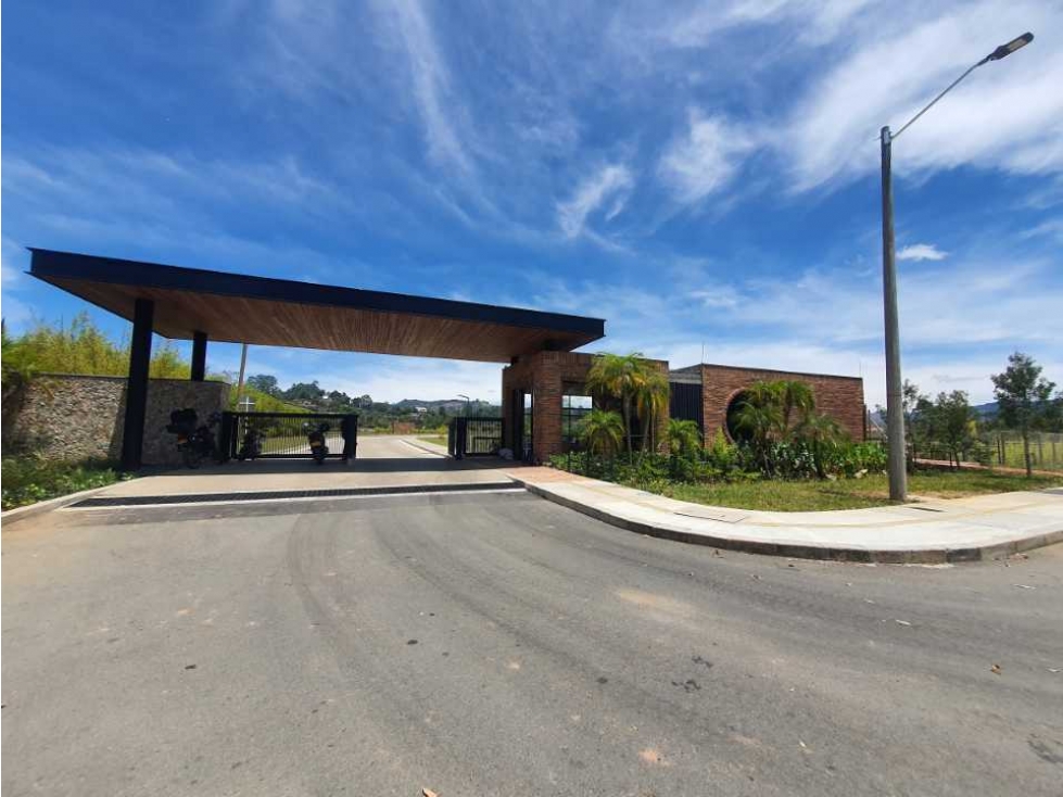 Venta de Lote en Llanogrande. Unidad cerrada, contigüa al club. — foto 2