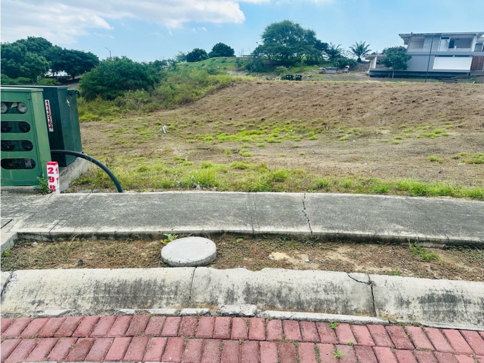 Lote pendiente negativa en venta Urb. Montecristi Golf Club-Manabí.