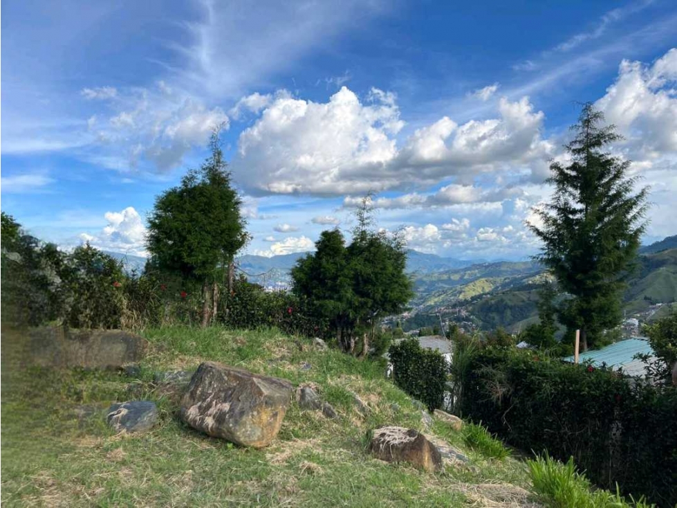 VENTA DE LOTE ESQUINERO EN SAN CRISTOBAL.