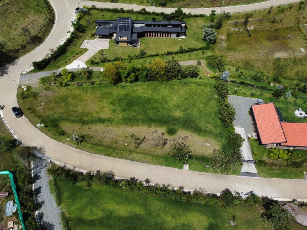 Venta: Espectacular Lote Esquinero en Montesereno | El Retiro