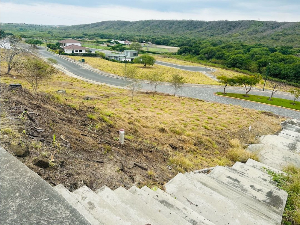 Lote pendiente negativa esquinero en venta Montecristi Golf-Manabi. - 1