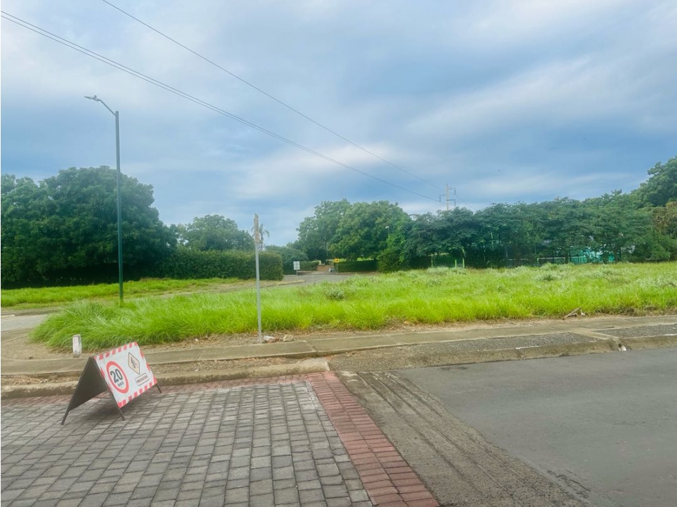 Lote plano de venta en Urb. Montecristi Golf Club-Manabí.
