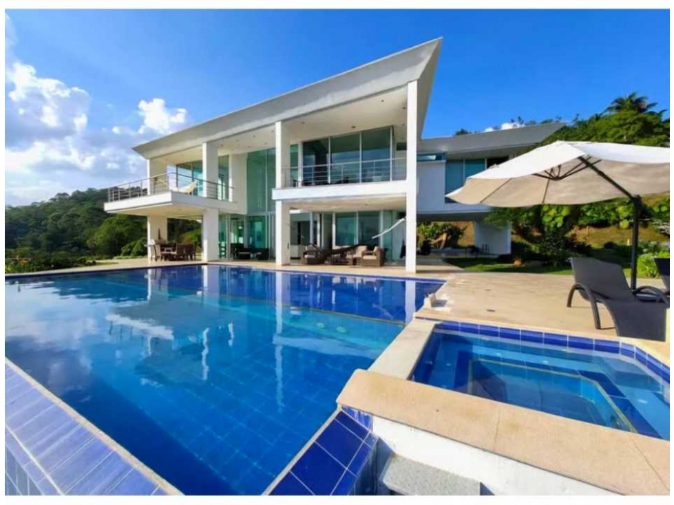 Venta de moderna CASA con piscina a en el Poblado, sector Palmas.