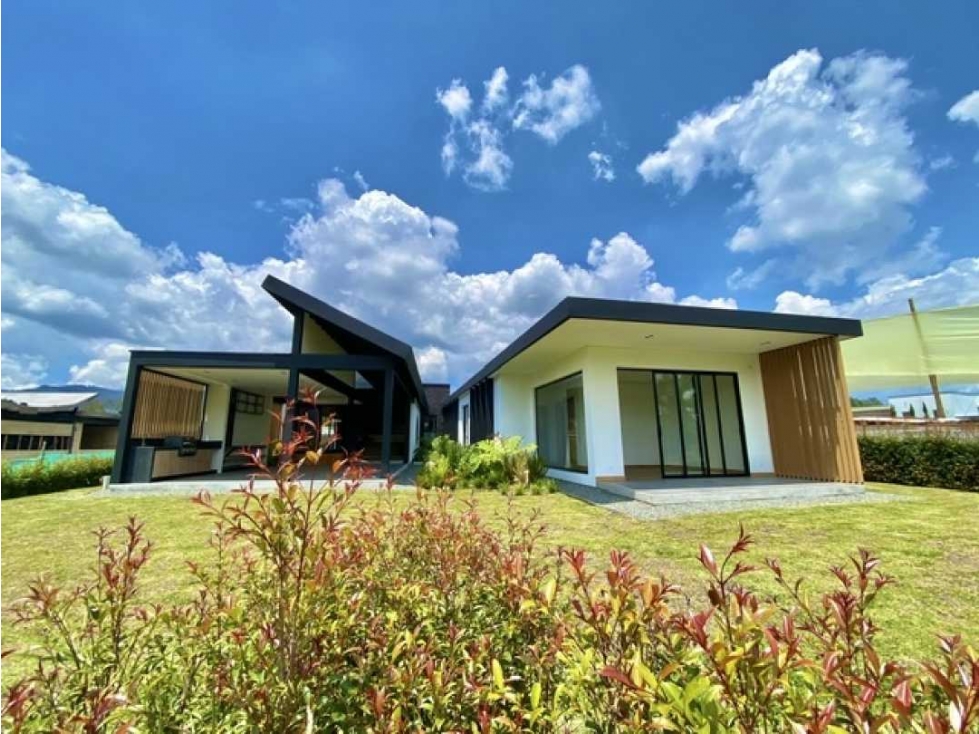 VENTA DE MODERNA CASA PARA ESTRENAR EN LLANOGRANDE. Unidad cerrada
