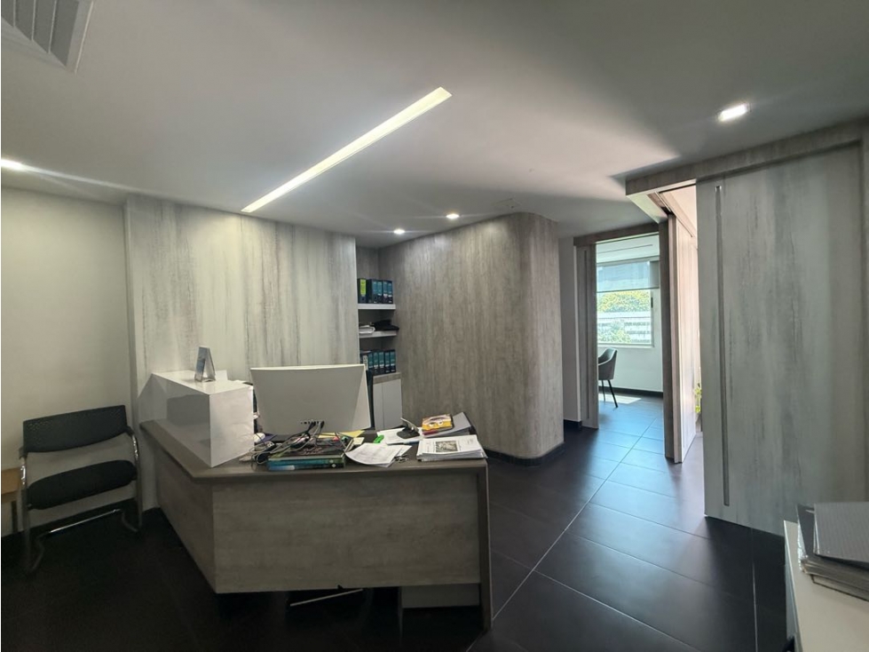 Oficina El Poblado | 75 m² | 2 parqueaderos independientes