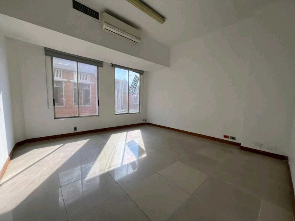 VENTA DE OFICINA EN LA MILLA DE ORO, EL POBLADO.