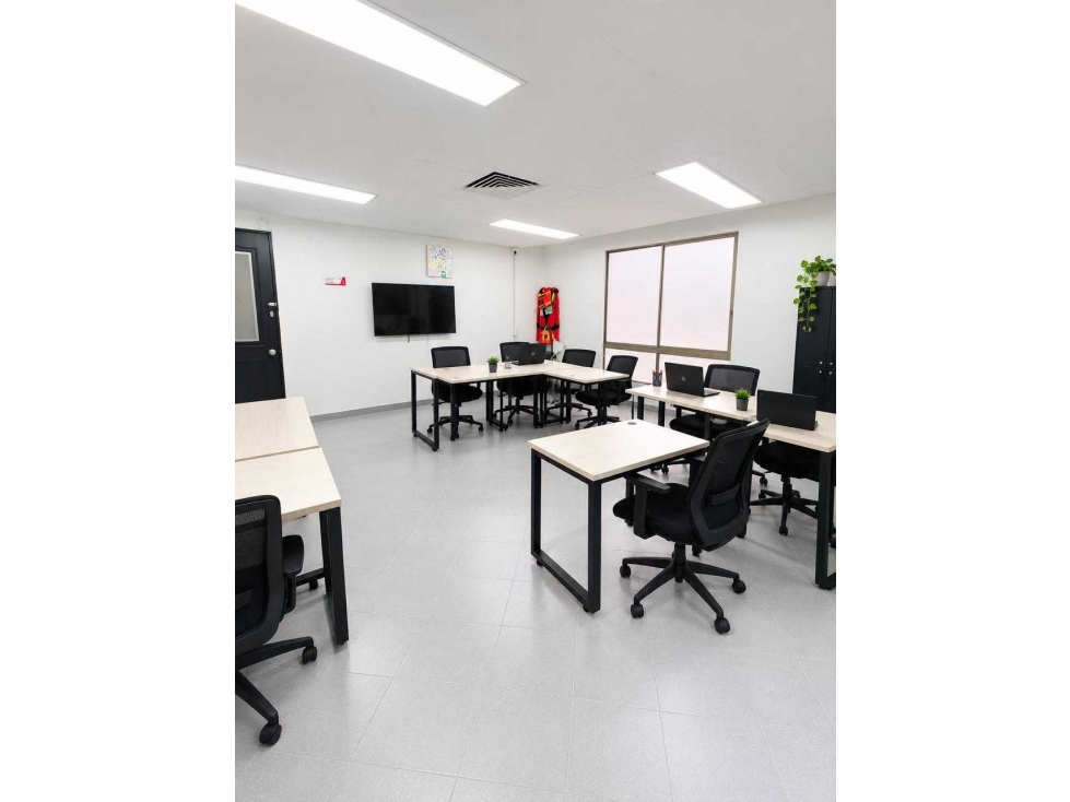VENTA DE OFICINA EN LA MILLA DE ORO DEL POBLADO.