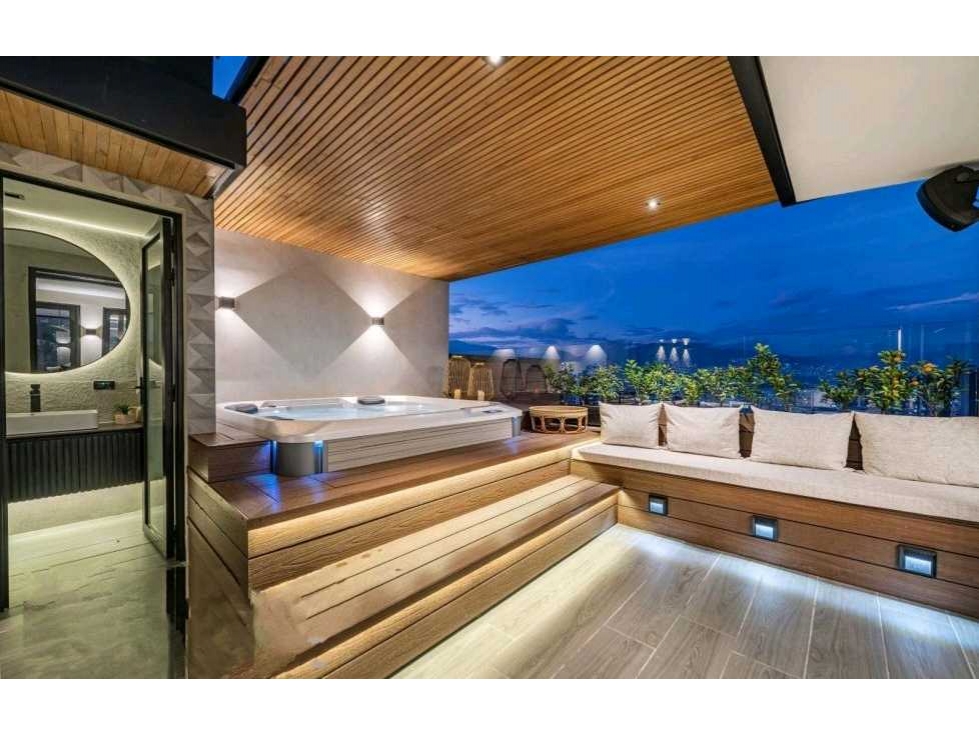 VENTA DE PENTHOUSE EN EL POBLADO, DECK, JACUZZI Y VISTA A MEDELLÍN.