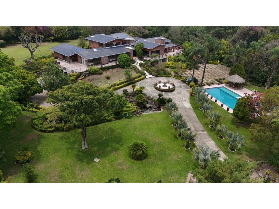 Venta de Residencial de lujo con mas de 8,000 m2 de jardin en Cuerna