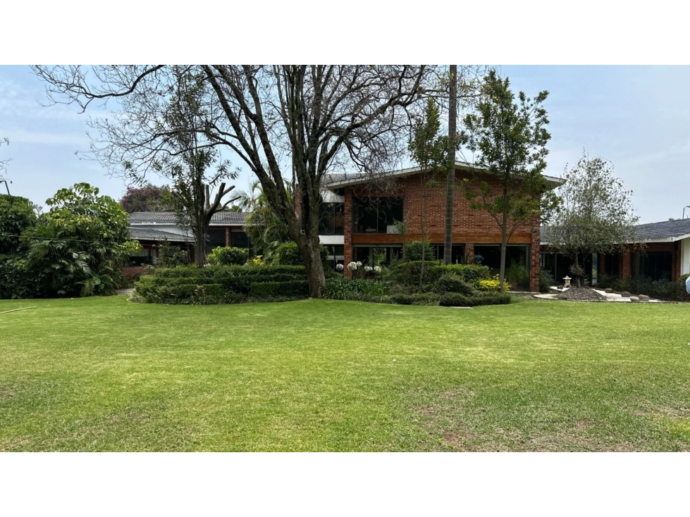 Venta de Residencial de lujo con mas de 8,000 m2 de jardin en Cuerna — foto 2