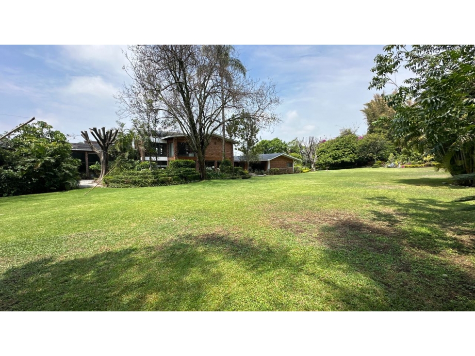 Venta de Residencial de lujo con mas de 8,000 m2 de jardin en Cuerna — foto 3