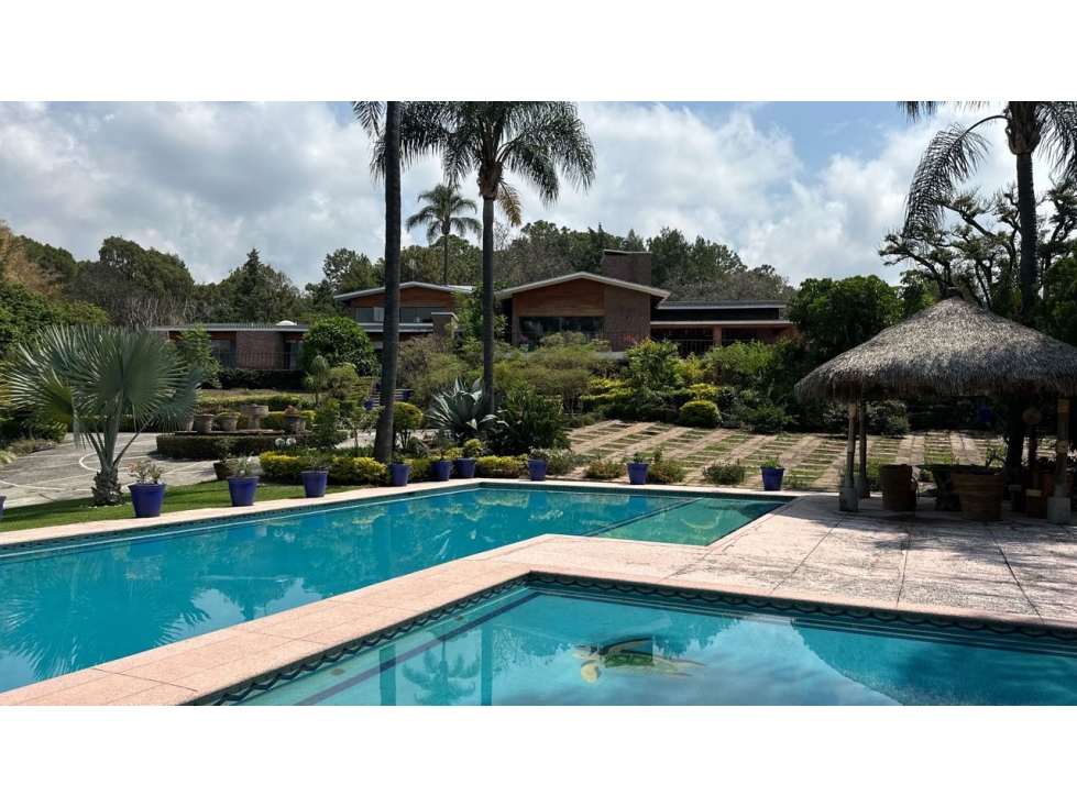 Venta de Residencial de lujo con mas de 8,000 m2 de jardin en Cuerna — foto 5