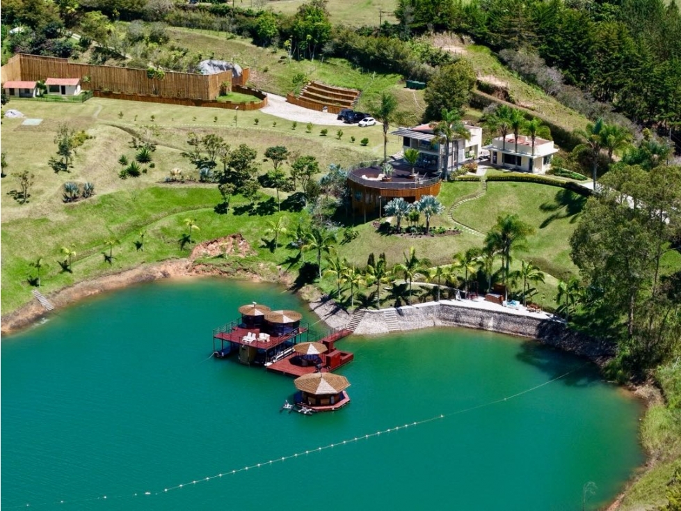 Venta de Villa Campestre de Lujo en Guatape Muelle y Lago privado