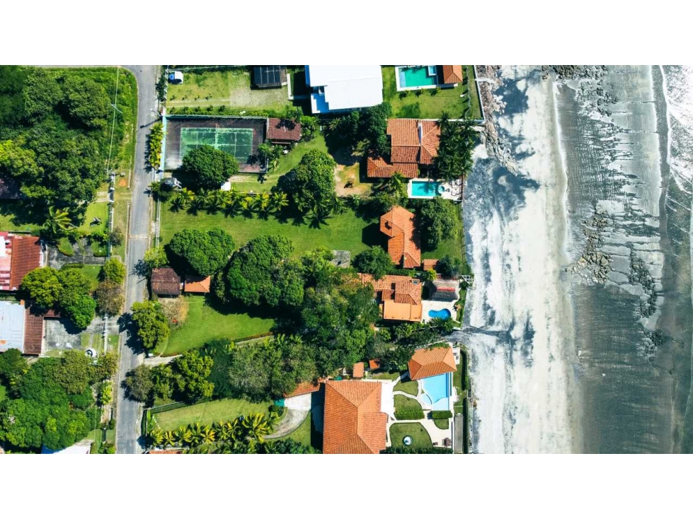 VENTA DE VILLA FRENTE AL MAR EN CORONADO, ÚNICA OPORTUNIDAD