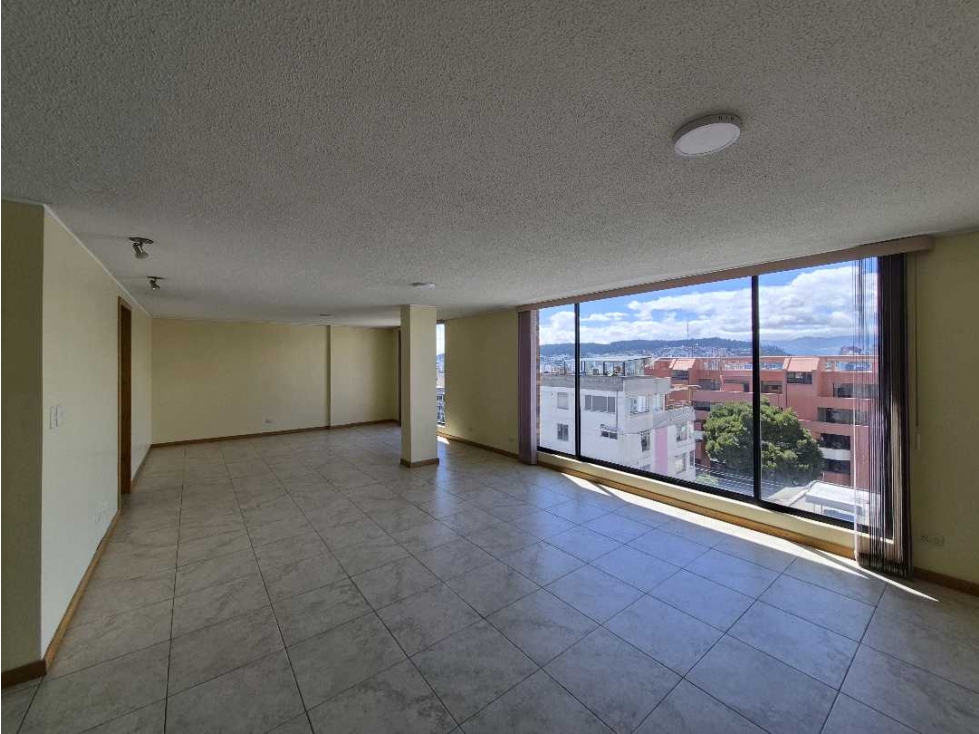 VENTA DEPARTAMENTO 3 DORMITORIOS, 2 PARQUEOS, VISTA, EDIFICIO SEGURO