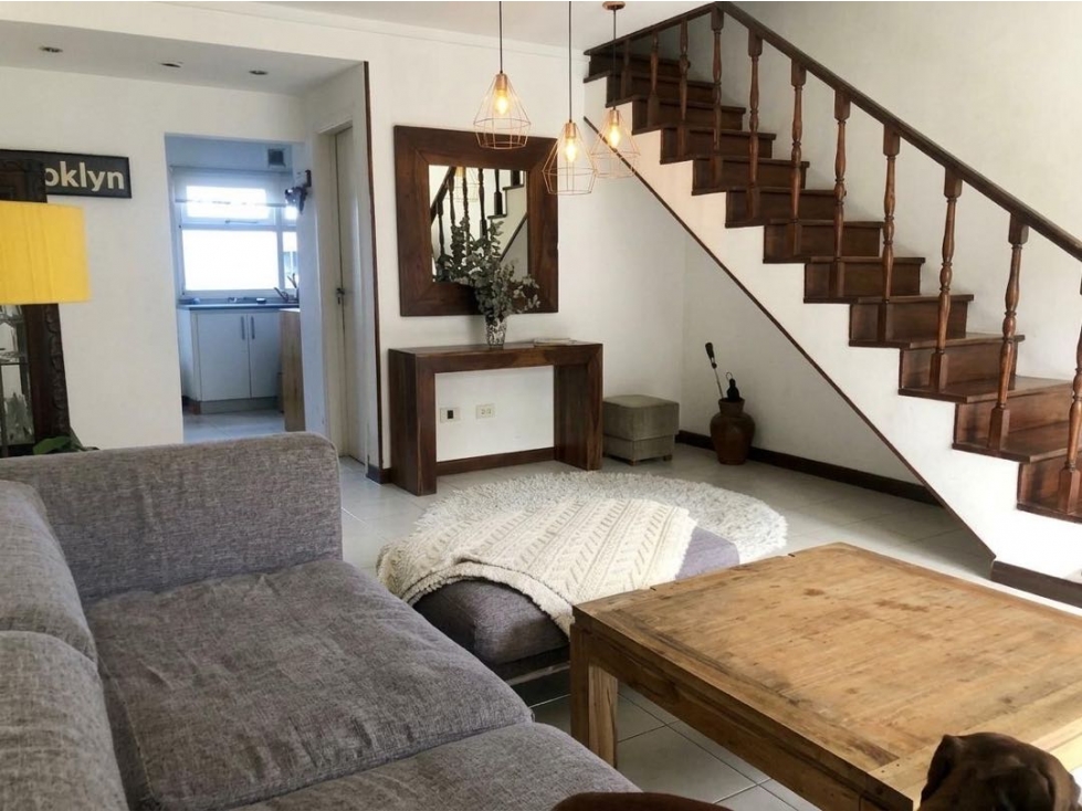 Venta duplex 3 plantas con patio y parrilla — foto 2