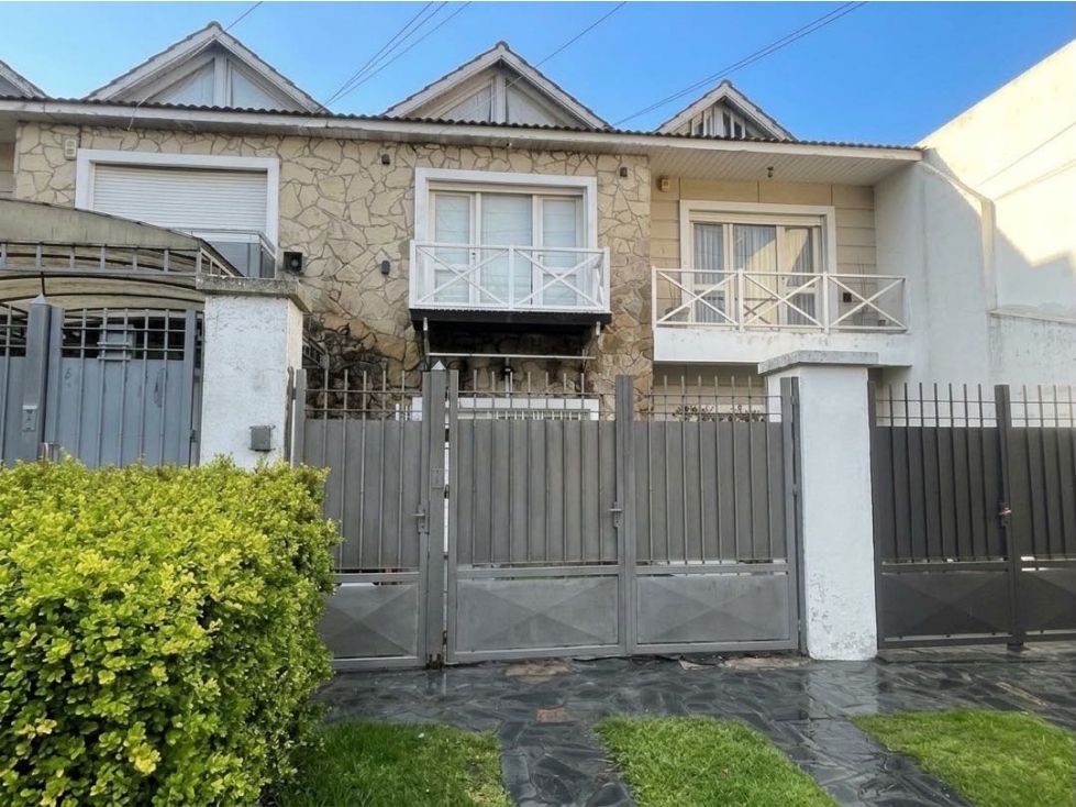 Venta duplex 3 plantas con patio y parrilla