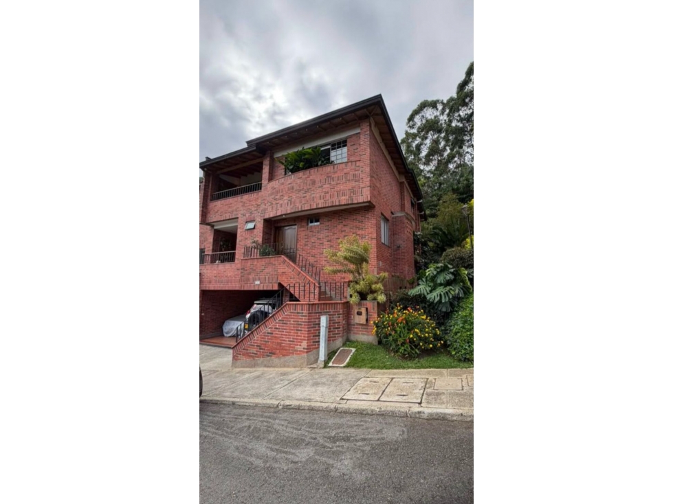 VENTA ESPECTACULAR CASA EN ALTOS DEL POBLADO