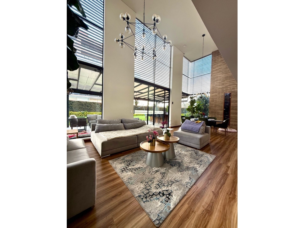 Venta Espectacular Casa Milla de Oro Lote Comercial