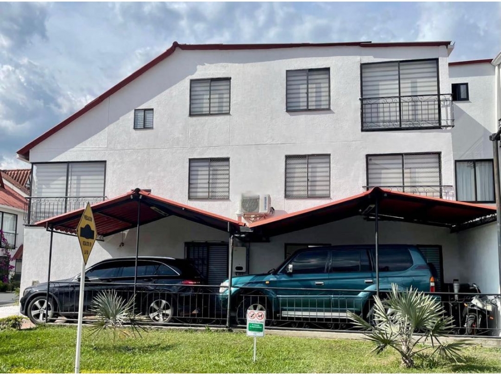VENTA ESPECTACULAR CASA REMODELADA 3 NIVELES AV SUR, CONJUNTO CERRADO — foto 3