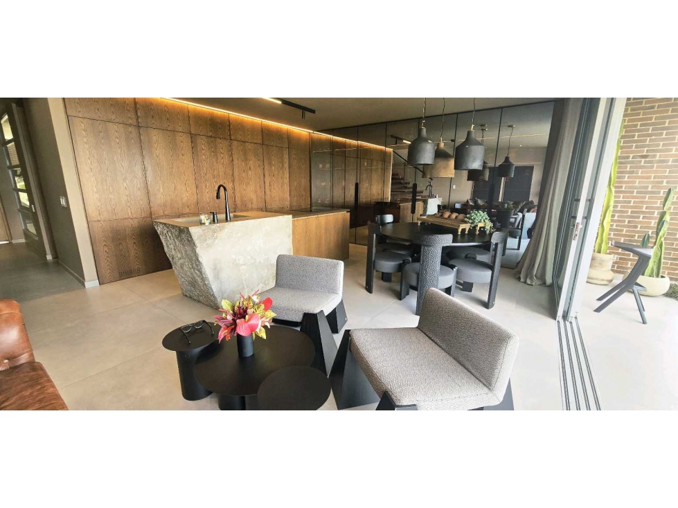 VENTA ESPECTACULAR CASA REMODELADA SAN LUCAS ENVIGADO 240 M2