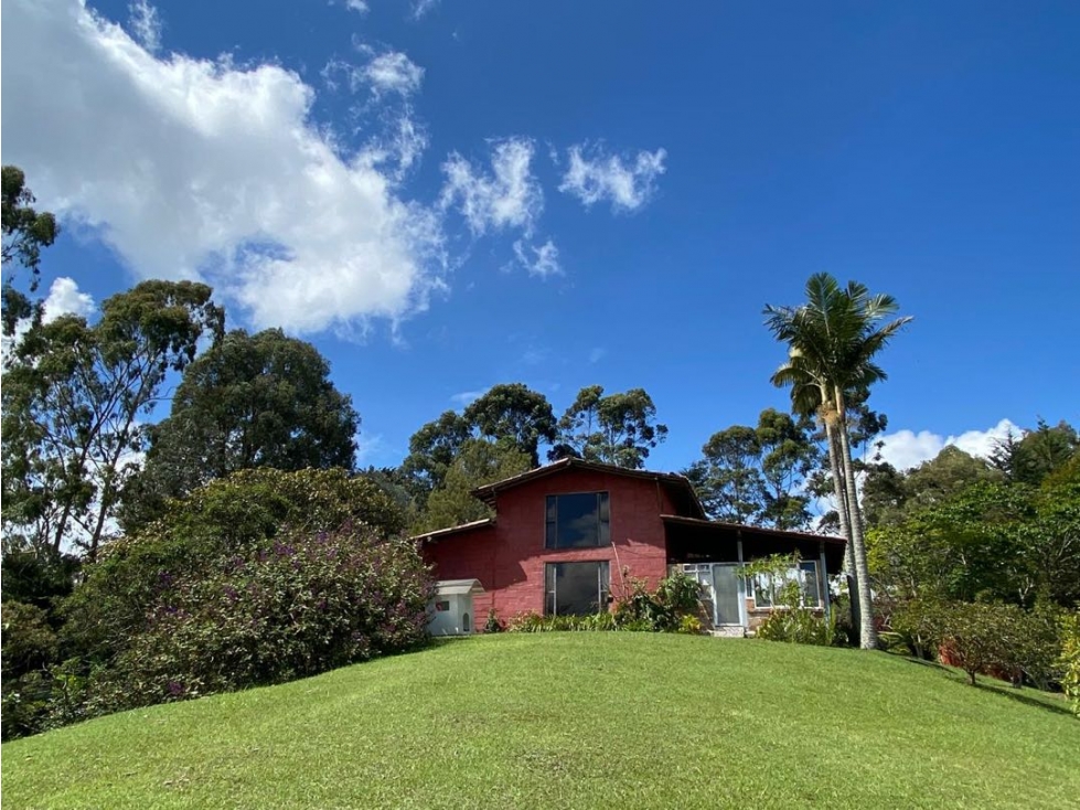 Venta finca; lote con dos casas en la vía a El Carmen de Viboral.